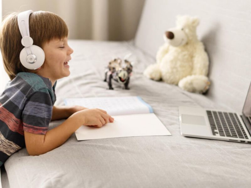 Nghe nhạc LLC88.com đặc quyền hội viên vip vừa tạo niềm vui vừa giúp trẻ cải thiện kỹ năng nghe
