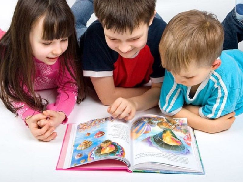 Sách tựa như một thế giới thu nhỏ đầy hấp dẫn cùng hình ảnh minh họa sống động