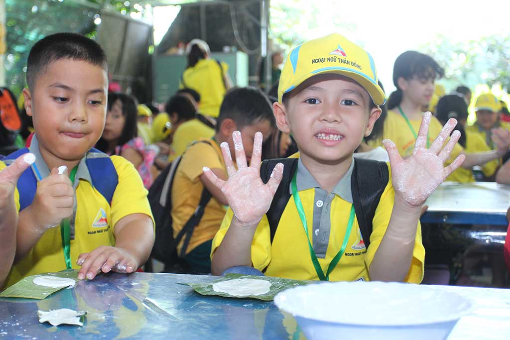 bé trải nghiệm làm bánh lá