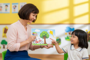 Làm quen và chỉ vào đồ vật trong tranh lớn