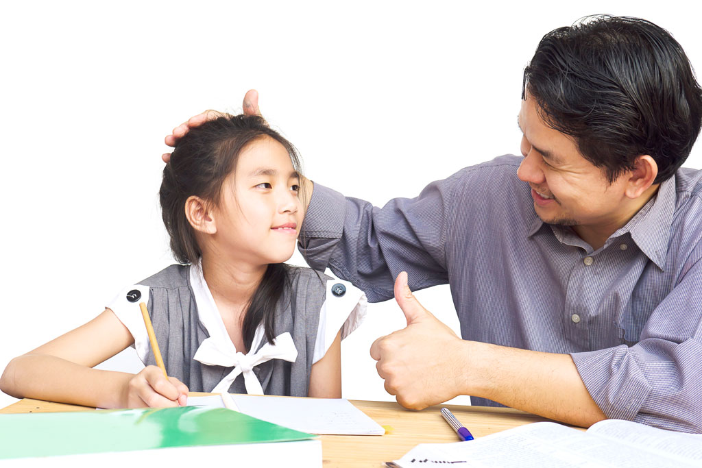 Luôn khen ngợi và động viên con Luôn khen ngợi và động viên con