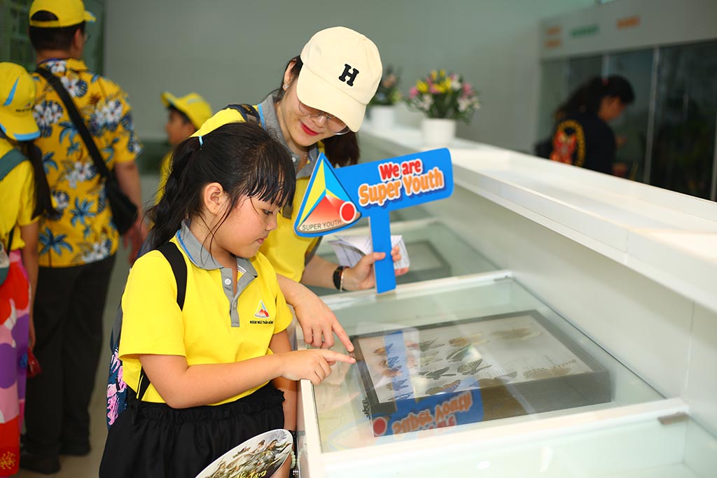bé 7 tuổi học qua trải nghiệm thực tế