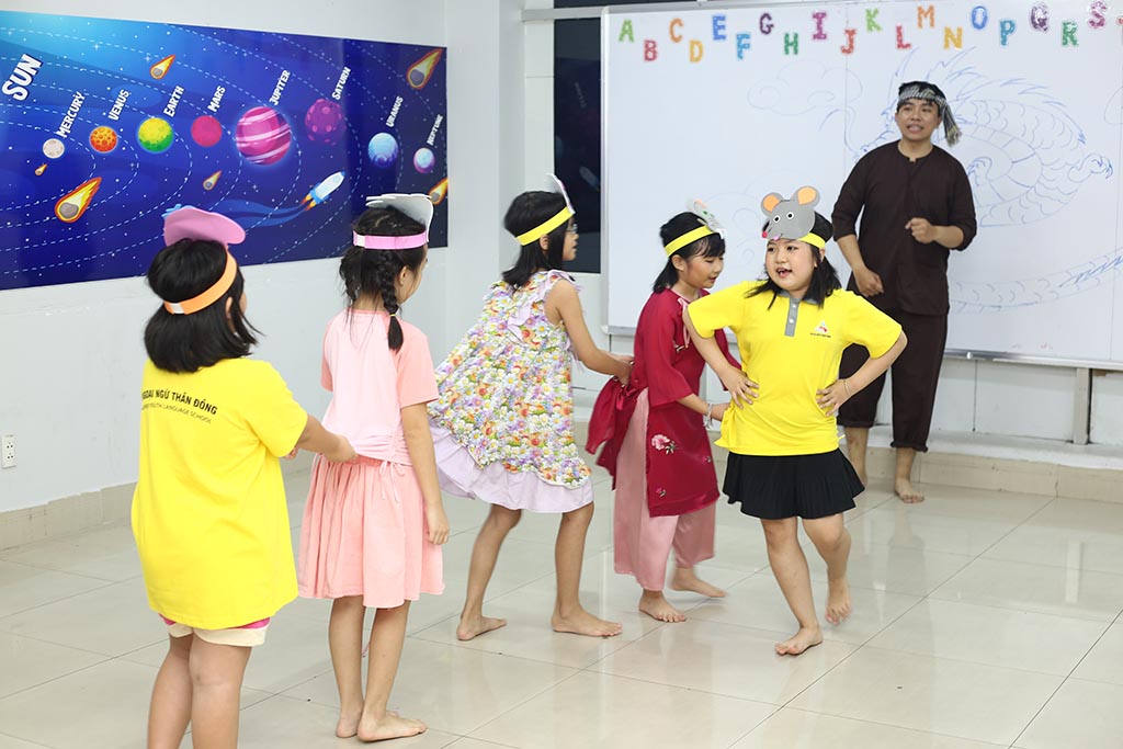 bé 7 tuổi học qua câu chuyện đóng kịch